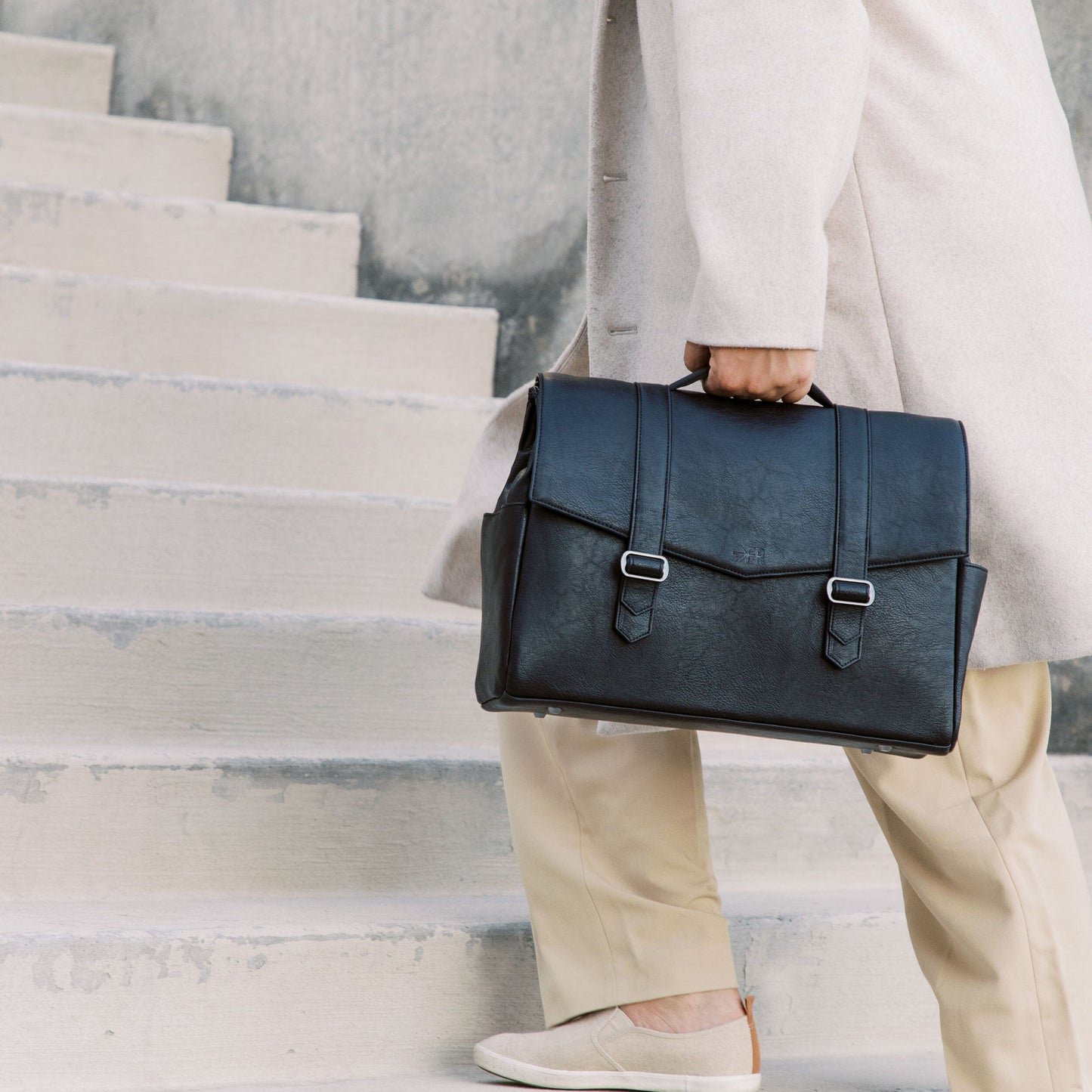 Onyx Cambridge Messenger Bag | Pre-Order Cambridge Messenger Bag Diaper Bag