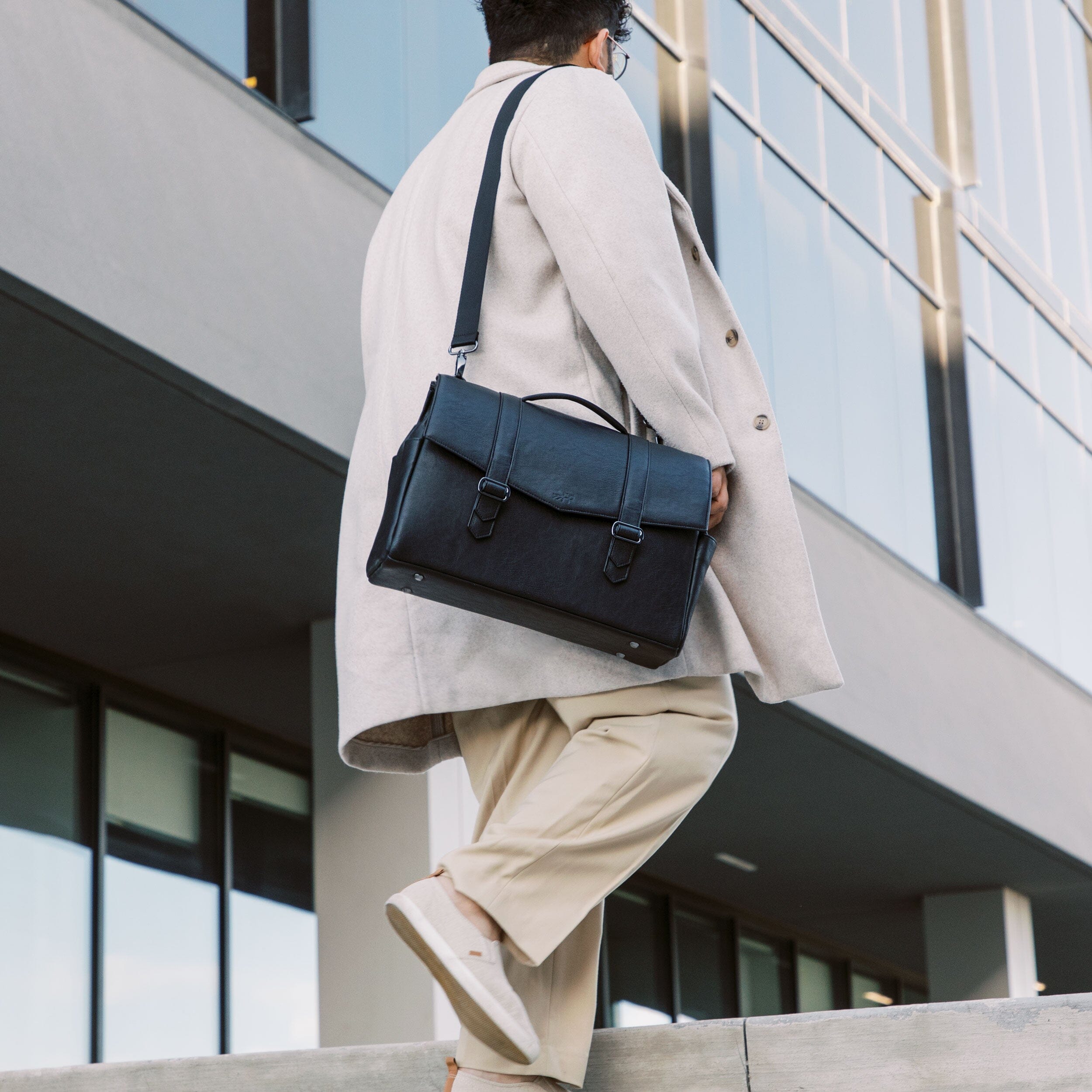 Onyx Cambridge Messenger Bag | Pre-Order Cambridge Messenger Bag Diaper Bag