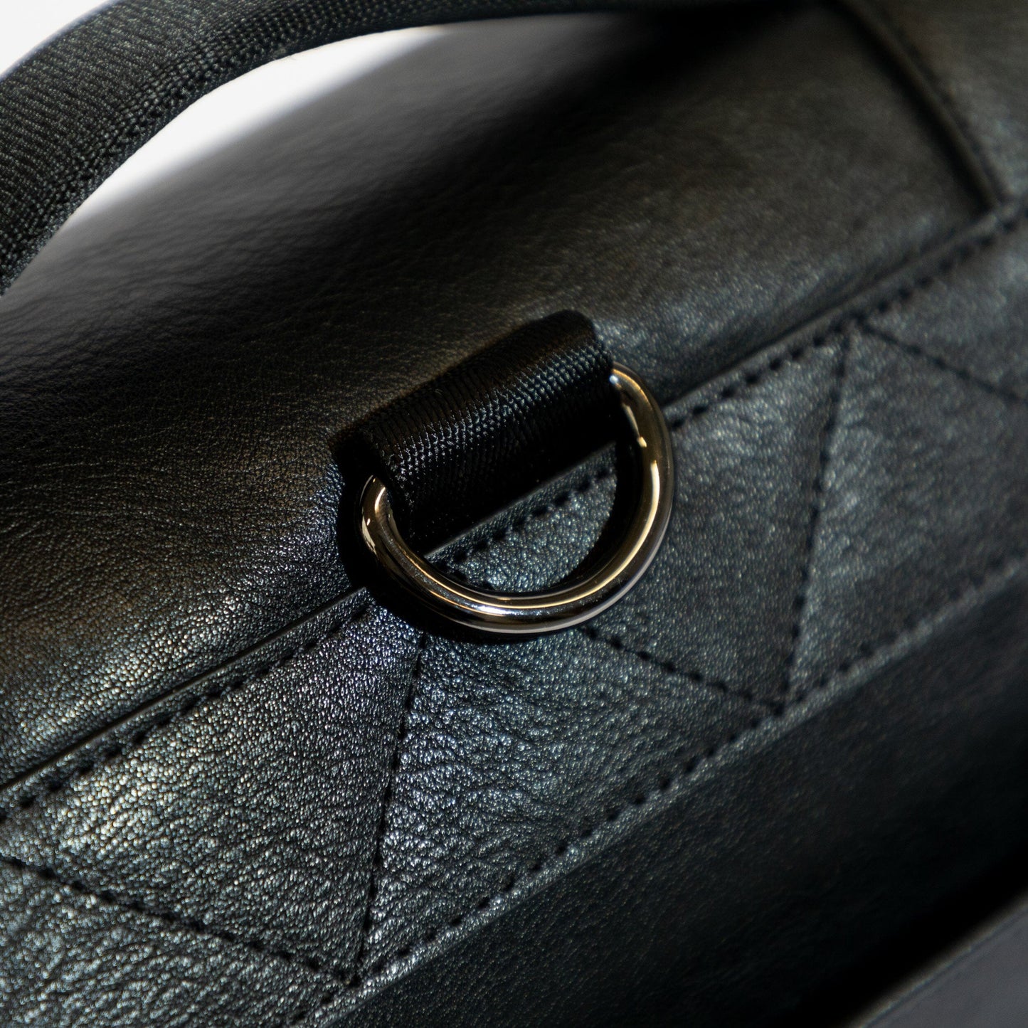 Onyx Cambridge Messenger Bag | Pre-Order Cambridge Messenger Bag Diaper Bag